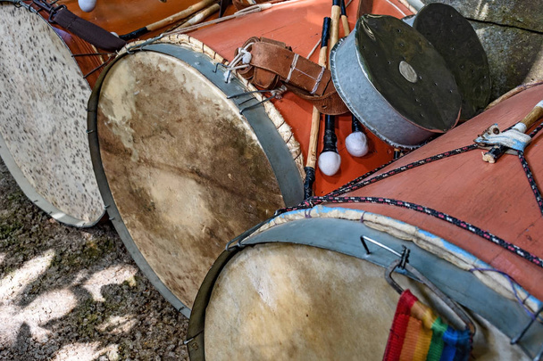 Tambores utilizados en un festival folclórico brasileño en honor de San Jorge en el estado de Minas Gerais
 - Foto, imagen