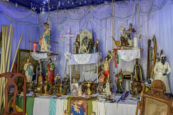 Altar religioso brasileiro mistura elementos de umbanda, candomblé e catolicismo no sincretismo presente na cultura e religião local
 - Foto, Imagem