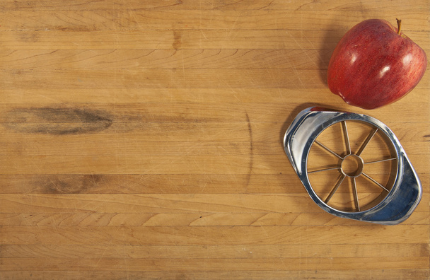 Apfel und Kerne auf einer Holzarbeitsplatte - Foto, Bild