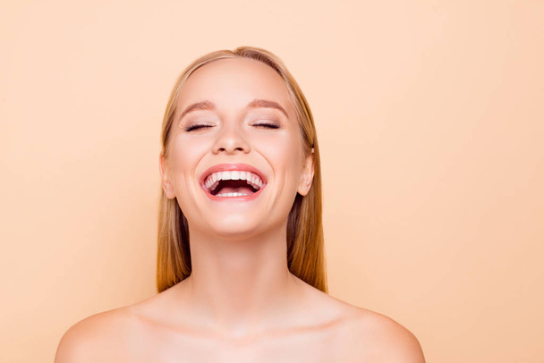 Positive, cheerful, funny, comic, fresh laughing natural nude gi - 写真・画像