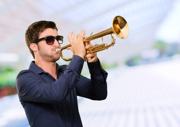 Nuori mies tilalla trumpetti
 - Valokuva, kuva