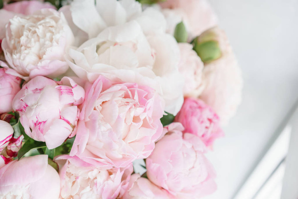 Όμορφα λουλούδια σε γυάλινο βάζο. Πανέμορφο μπουκέτο με λευκά και ροζ παιώνιες. Floral σύνθεση, φως της ημέρας. Καλοκαίρι ταπετσαρία. Παστέλ χρώματα - Φωτογραφία, εικόνα