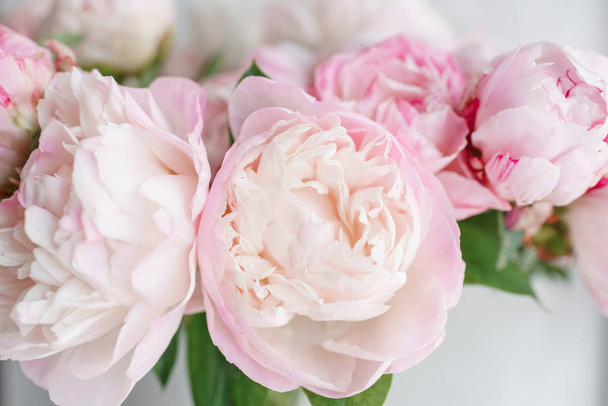 Üveg váza szép virágok. Gyönyörű csokor fehér és rózsaszín pünkösdi rózsa. Virág kompozíció, napfény. Nyári háttérkép. Pasztell színek - Fotó, kép