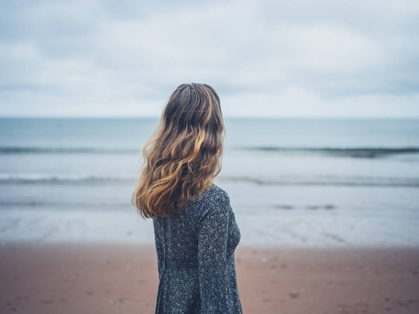 Woman in dress admiring the ocean - Foto, Imagen