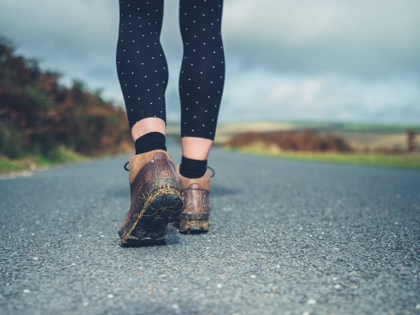 Pieds de jeune femme marchant sur la route de campagne
 - Photo, image