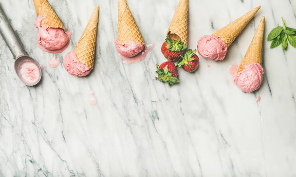 Healthy low calorie summer dessert. Homemade yogurt ice cream with strawberries in waffle cones - Zdjęcie, obraz