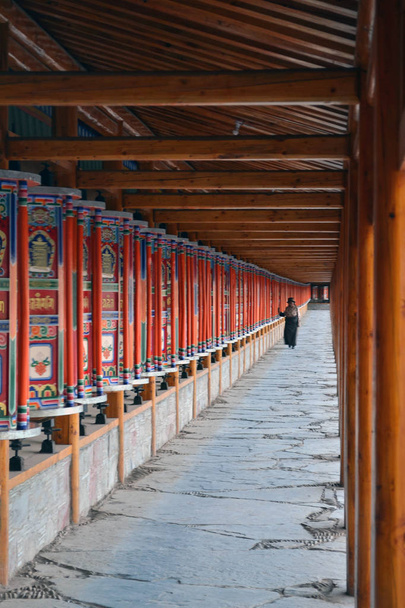 Az élet ezen a környéken: Labrang-Xiahe, Nusi Tibet, Kína. Zarándokok ar - Fotó, kép