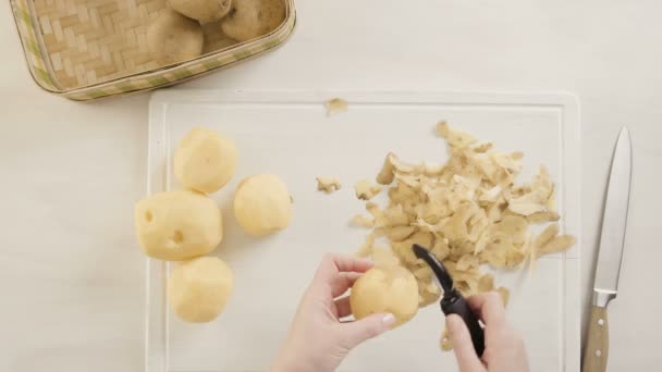 Askel kerrallaan. Viipalointi Yukon kulta perunat klassinen perunamuusi
. - Materiaali, video