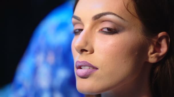 Make-up artist applying bright lipstick on models lips. Makeup artist doing makeup for girl indoor. - Filmagem, Vídeo