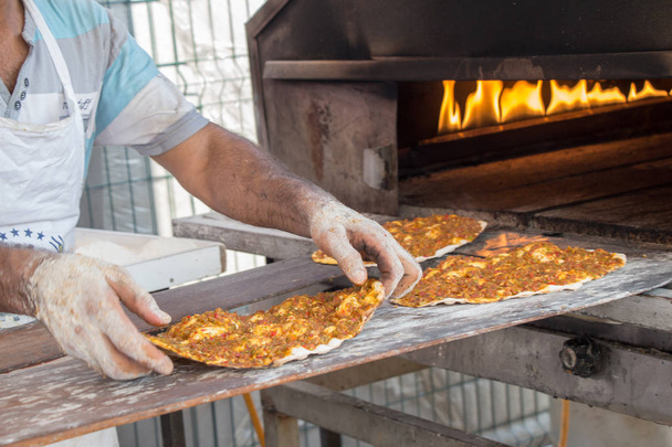 Lahmacun, Турецька піца млинець з м'ясом, заповнення - Фото, зображення