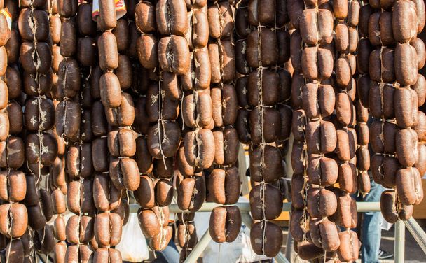 Embutidos secos tradicionales turcos a la vista
 - Foto, imagen