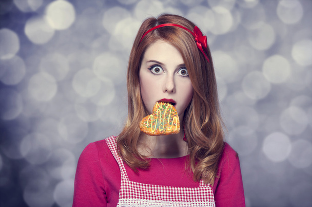 Femme rousse avec cookie
 - Photo, image