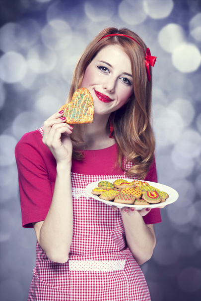 roodharige vrouwen met cookie - Foto, afbeelding