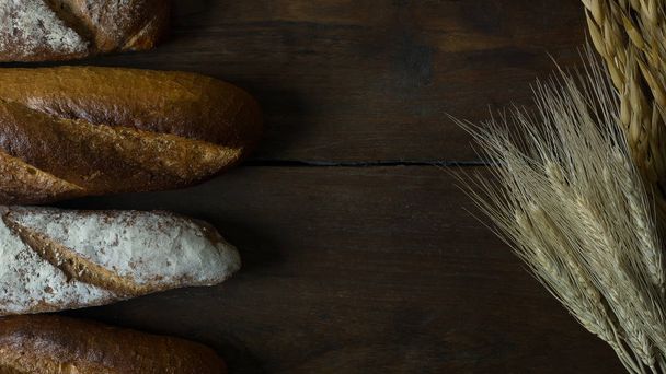 Brood tarwe-haver op hout afbeelding achtergrond. - Foto, afbeelding