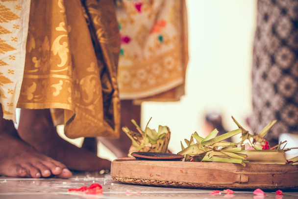 Codzienne oferty - canang sari jest bardzo ważne w Bali, Indonezja. Tradycyjne Balijski ofiary bogom. - Zdjęcie, obraz