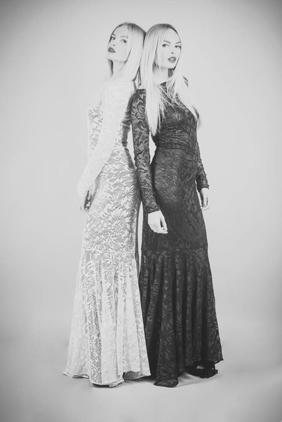 Pozowanie w czarno-białe koronkowe sukienki kobiety - Zdjęcie, obraz