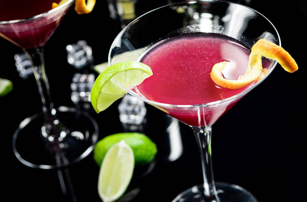 Alcohol cocktail cosmopolitan  - Foto, afbeelding
