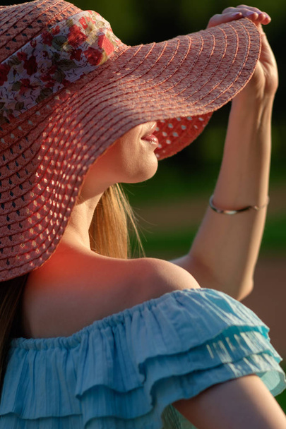 rousse gingembre fille habillée en chapeau de couleur orale et robe bleue
 - Photo, image
