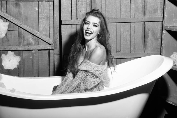 Laughing woman in bath - Valokuva, kuva