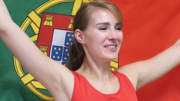 Πορτογαλικά νεαρή γυναίκα γιορτάζει κρατώντας τη σημαία της Πορτογαλίας σε αργή κίνηση - Πλάνα, βίντεο
