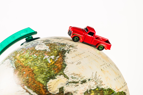 lähikuva laukaus punainen pickup lelu auton ratsastus maapallolla eristetty valkoinen
 - Valokuva, kuva