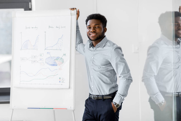 african businessman with flip chart at office - Foto, Bild