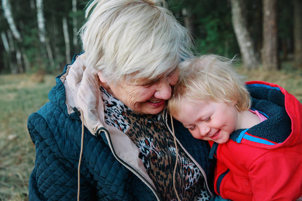 felice nonna e nipote in natura
 - Foto, immagini