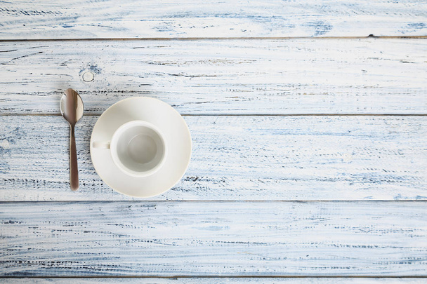 軽い木製の背景の上に白いコーヒー カップ - 写真・画像