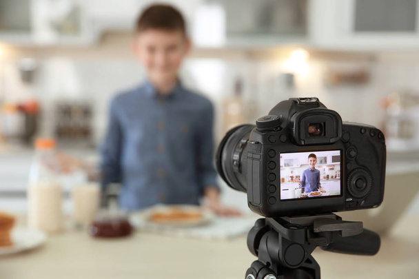 Carino piccolo blogger con cibo sullo schermo della fotocamera, primo piano
 - Foto, immagini