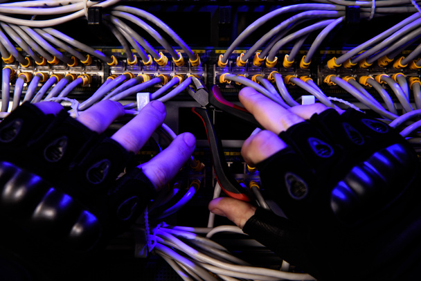 обрізаний знімок hackrers вручає рукавички і різні кабелі - Фото, зображення