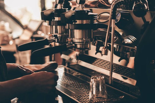 close up barista hand making a cup of coffee. - 写真・画像