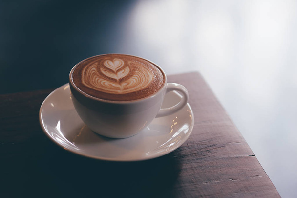 close up barista hand making a cup of coffee. - Zdjęcie, obraz