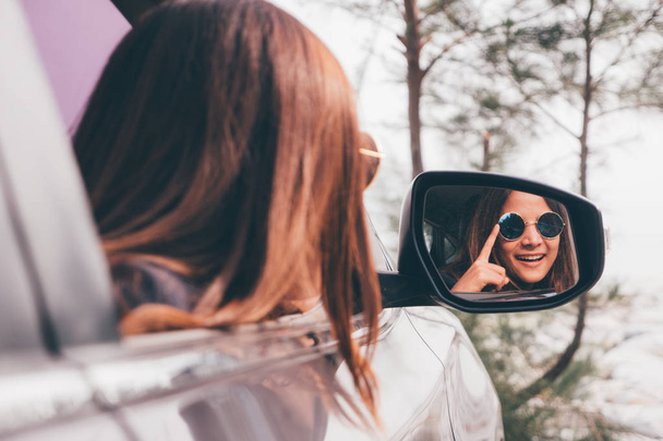 Asian woman smilng with the mirror in the car. - Foto, Imagem