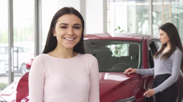 Veselá mladá žena ukazuje palec nahoru drží klíče od auta - Záběry, video