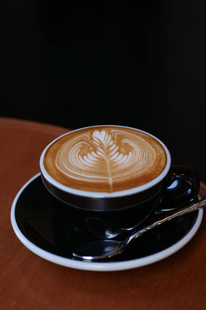 Καφές latte art στο κατάστημα καφέ καφέ  - Φωτογραφία, εικόνα