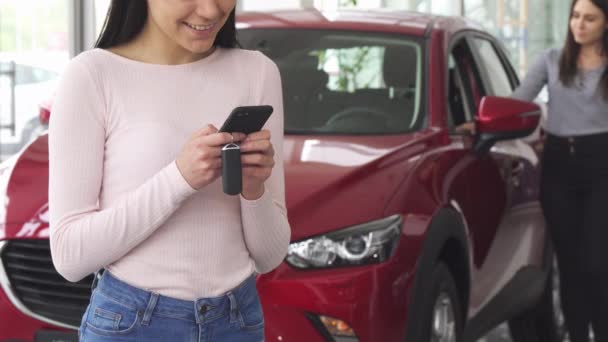Cortada de un conductor femenino usando su teléfono inteligente
 - Imágenes, Vídeo