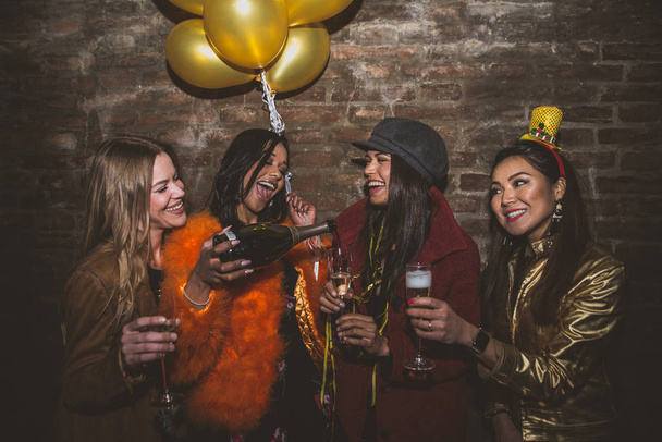 Group of girls celebrating and having fun the club. - Foto, Bild