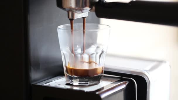 Καφετιέρα ρίχνει καφέ espresso σε ένα ποτήρι - Πλάνα, βίντεο
