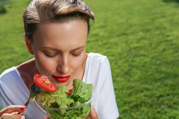 Salata yemek beyaz gülümseyen kadın portresi - Fotoğraf, Görsel