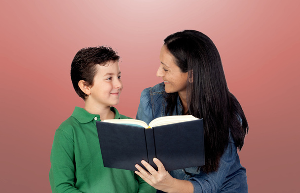 μητέρα και γιος με ένα βιβλίο - Φωτογραφία, εικόνα