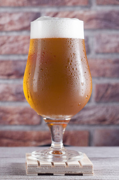 ποτήρι μπύρας στην παλέτα γκρο πλαν - Φωτογραφία, εικόνα