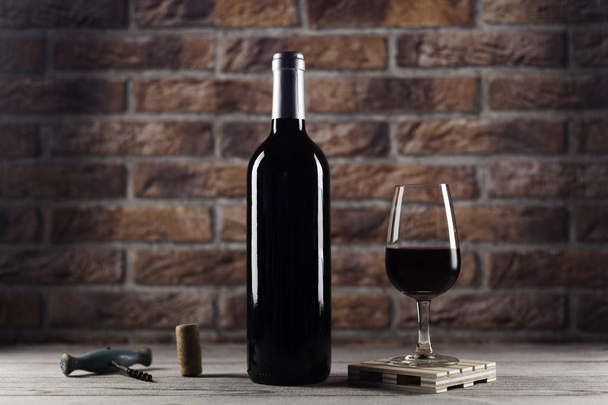 Copa de vino tinto y botella  - Foto, Imagen