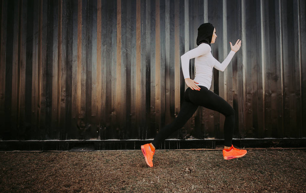 Arabic woman runner, making some urban running - Fotoğraf, Görsel