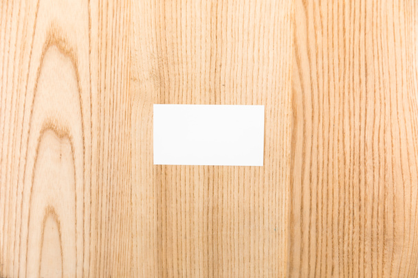top view of blank card on wooden surface - Valokuva, kuva