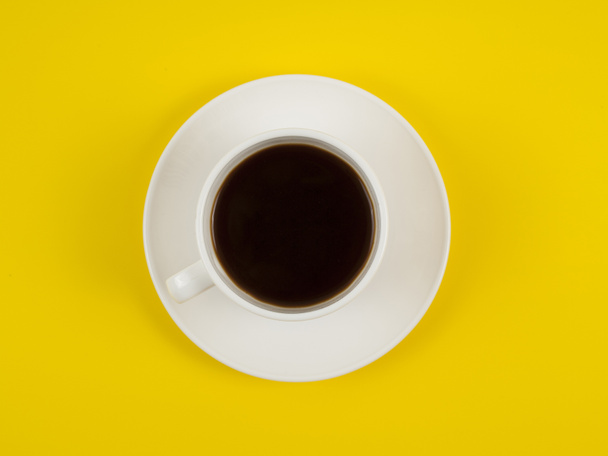 Šálek kávy izolované na žluté - Fotografie, Obrázek