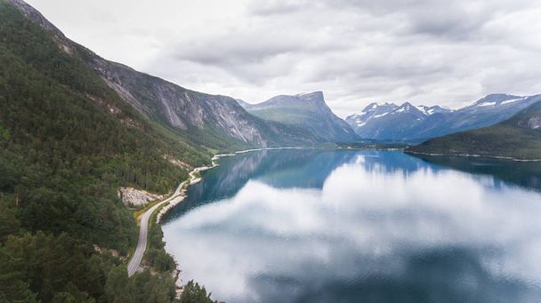 Aerial scenic mountain view of a beautiful Norwegian fjord along the street. - Foto, immagini