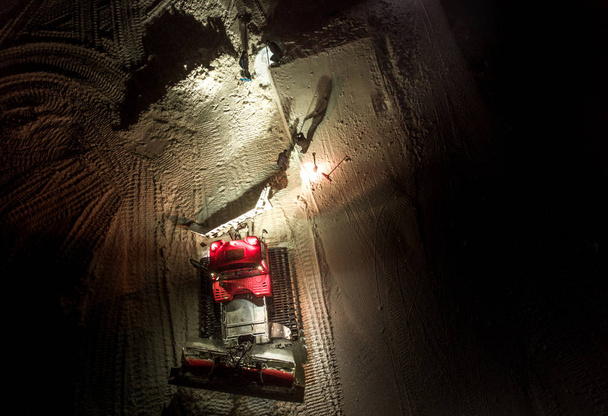 El equipo de construcción del parque trabaja por la noche para construir saltos de esquí
. - Foto, Imagen