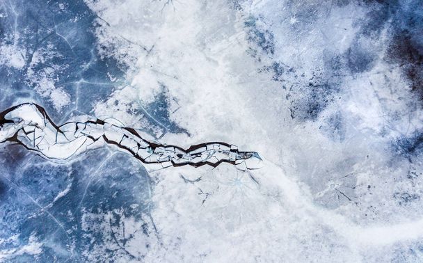 Felülnézet fagyott és hideg sarkvidéki táj. Jég kék és a fehér hó - Fotó, kép