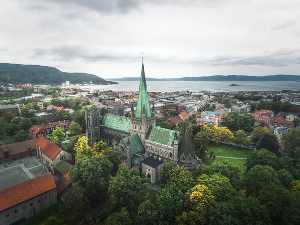 Νορβηγικά-Καθεδρικός Ναός Καθεδρικός Ναός Νίνταρος σε όμορφα χρώματα φθινοπώρου από την άποψη της μοναδικό drone. - Φωτογραφία, εικόνα