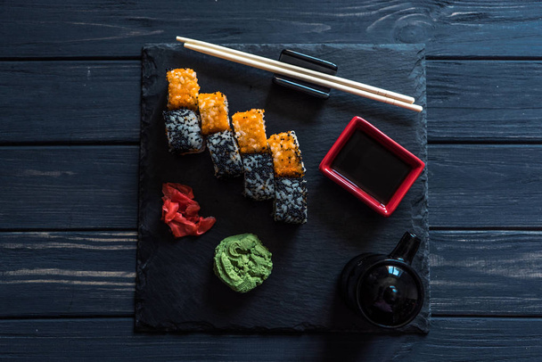 Set de sushi sobre fondo negro - Foto, Imagen